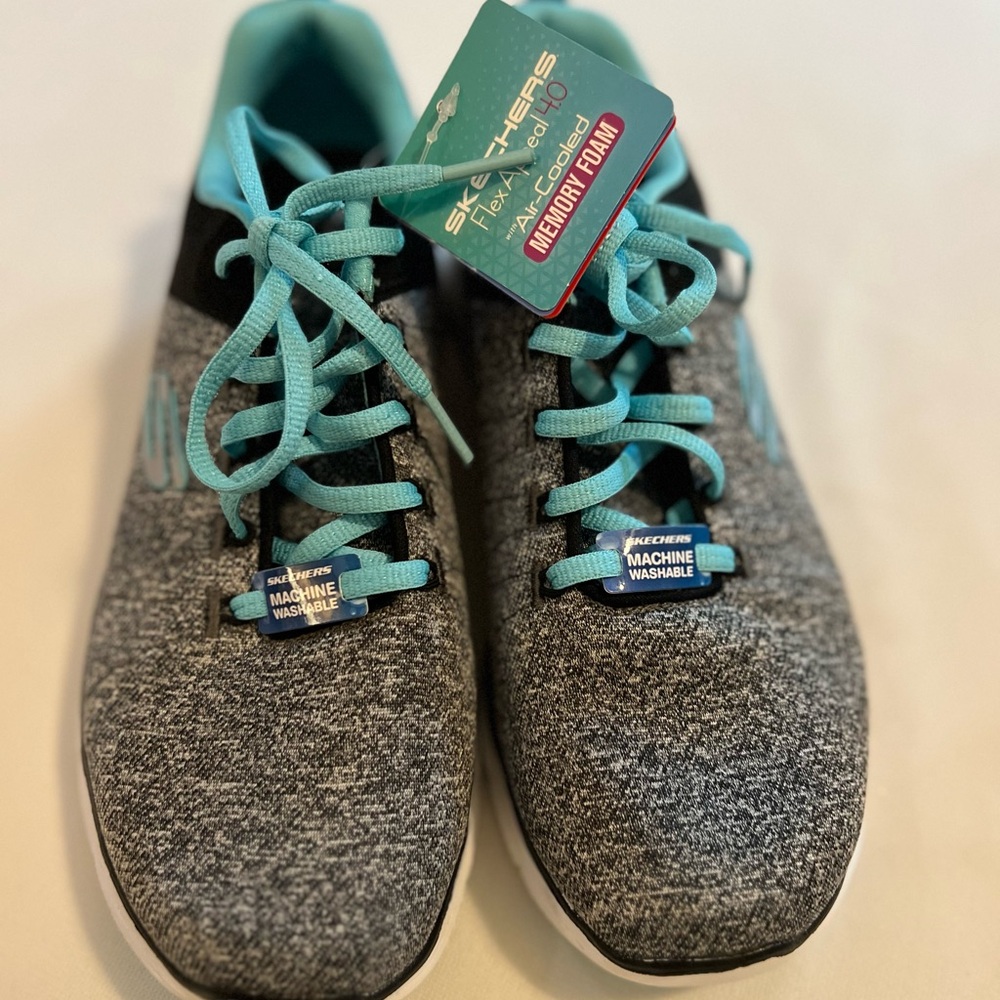 NWOB SKECHERS Flex Appeal 4.0 Black Light
NWT
Blue Sneakers w Memory Foam size 8 - Picture 4 of 12